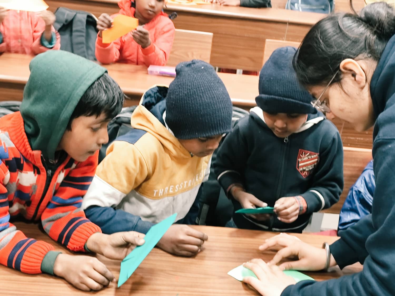 Triman helping children with a hands-on activity